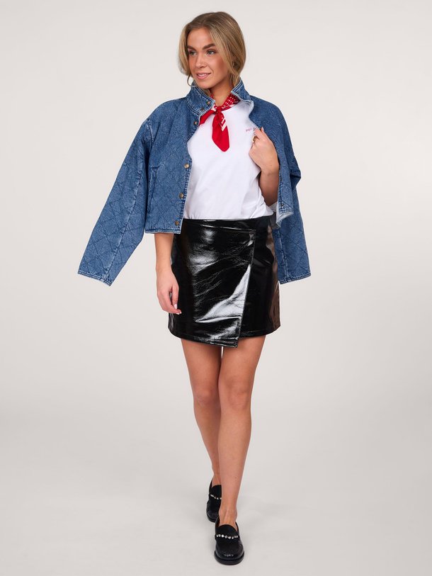 Ontdek de India lak leatherlook overslagrok van Sofie Schnoor in de kleur zwart bij Orangebag. Op werkdagen voor 21:45 besteld, morgen in huis.