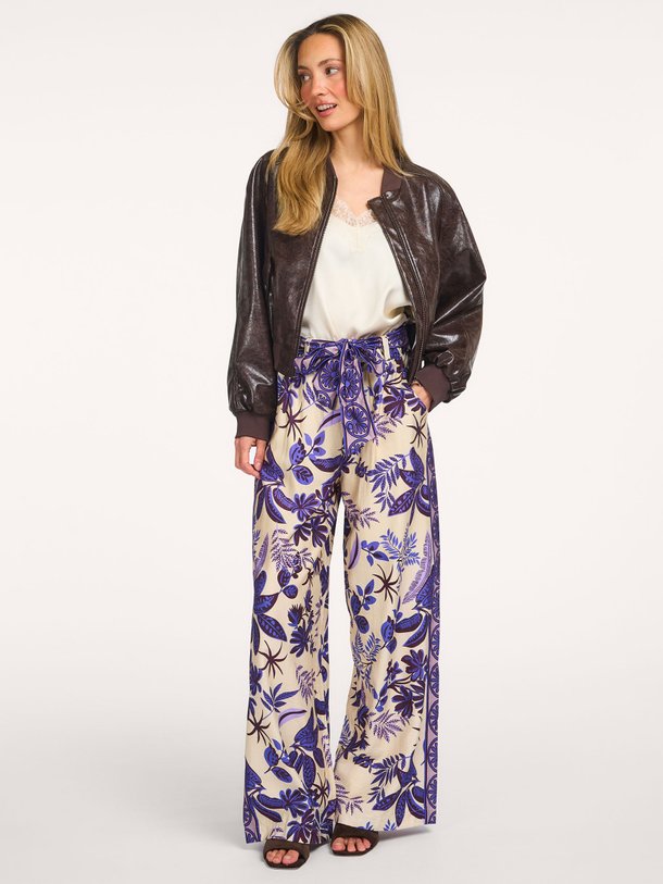 Ontdek de Vicky viscosemix broek met dessin van Lollys Laundry in de kleur Paars bij Orangebag. Op werkdagen voor 21:45 besteld, morgen in huis.