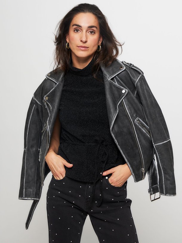 Ontdek de Sine elastische top met col en lurex van My Essential Wardrobe in de kleur zwart bij Orangebag. Op werkdagen voor 21:45 besteld, morgen in huis.