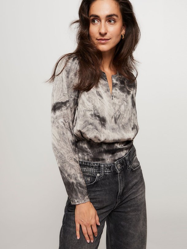 Ontdek de Flake viscose top met print van Co'Couture in de kleur grijs bij Orangebag. Op werkdagen voor 21:45 besteld, morgen in huis.