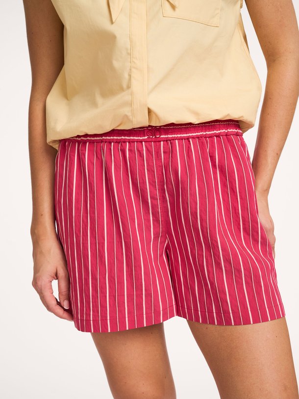 Ontdek de Riven viscosemix gestreepte short van Dante 6 in de kleur Rood bij Orangebag. Op werkdagen voor 21:45 besteld, morgen in huis.