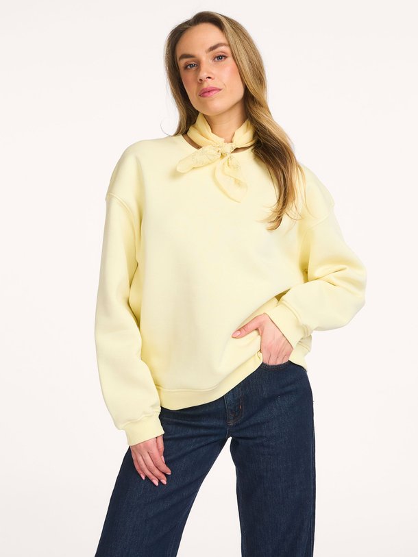 Ontdek de Emi katoenmix sweater van Sofie Schnoor in de kleur Geel bij Orangebag. Op werkdagen voor 21:45 besteld, morgen in huis.