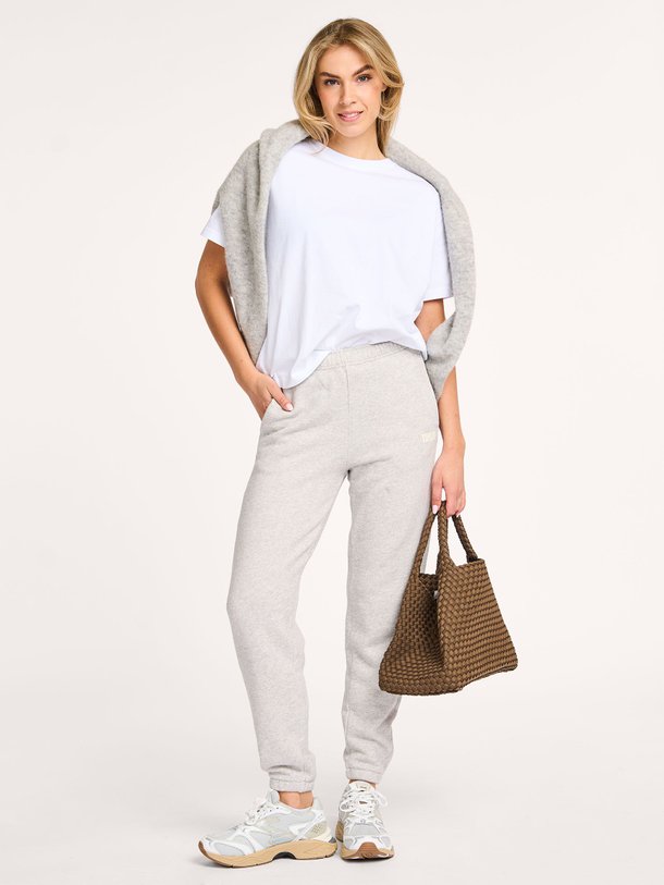 Ontdek de Kodytown katoenen gemêleerde joggingbroek van American Vintage in de kleur lichtgrijs bij Orangebag. Op werkdagen voor 21:45 besteld, morgen in huis.