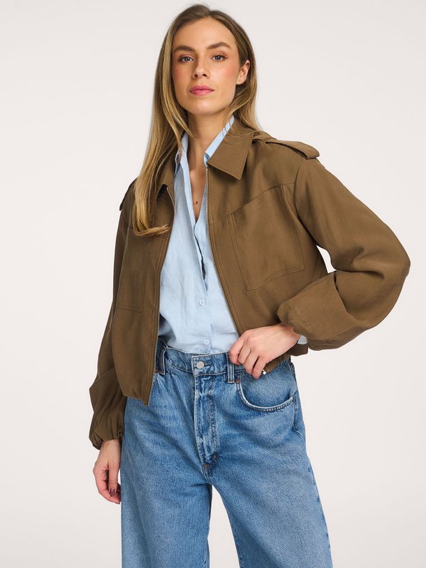 Ontdek de Rosalie viscosemix jack van Aaiko in de kleur Donkergroen bij Orangebag. Op werkdagen voor 21:45 besteld, morgen in huis.