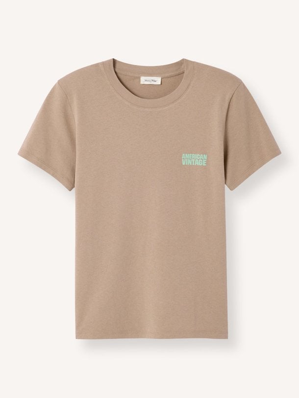 Ontdek de Ykobow katoenen T-shirt van American Vintage in de kleur Lichtbruin bij Orangebag. Op werkdagen voor 21:45 besteld, morgen in huis.