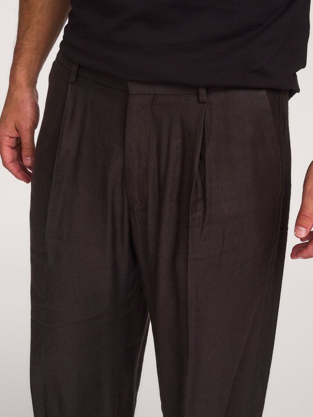 Ontdek de Kay viscose/linnenmix broek van NN.07 in de kleur Donkerbruin bij Orangebag. Op werkdagen voor 21:45 besteld, morgen in huis.