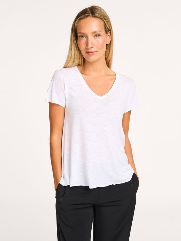 Ontdek de Jacksonville katoenmix slub T-shirt met V-hals van American Vintage in de kleur wit bij Orangebag. Op werkdagen voor 21:45 besteld, morgen in huis.