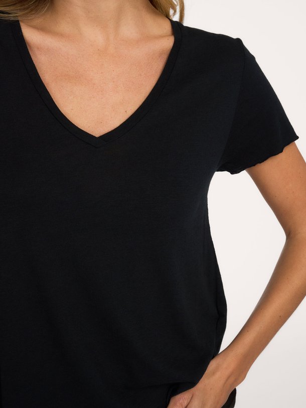 Ontdek de Jacksonville katoenmix slub T-shirt met V-hals van American Vintage in de kleur zwart bij Orangebag. Op werkdagen voor 21:45 besteld, morgen in huis.