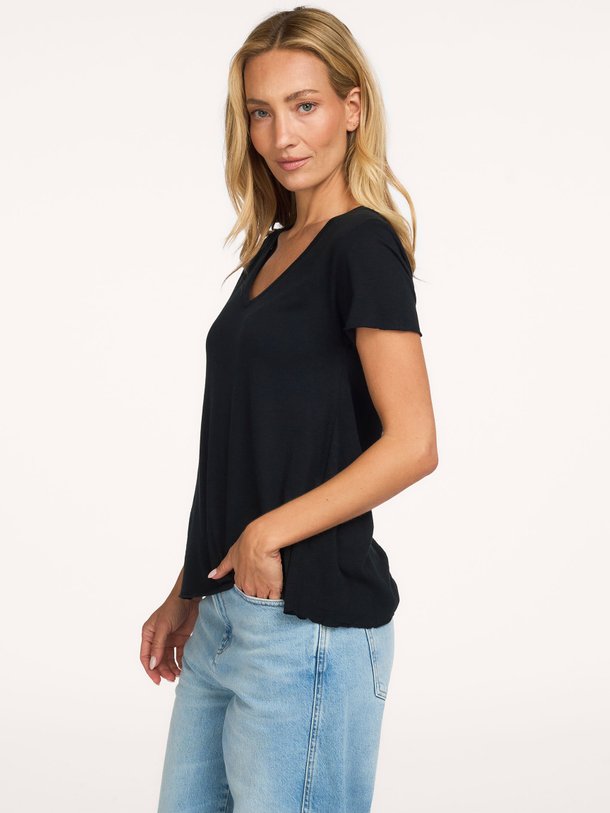 Ontdek de Jacksonville katoenmix slub T-shirt met V-hals van American Vintage in de kleur zwart bij Orangebag. Op werkdagen voor 21:45 besteld, morgen in huis.