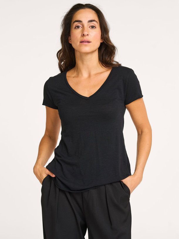 Ontdek de Jacksonville katoenmix slub T-shirt met V-hals van American Vintage in de kleur zwart bij Orangebag. Op werkdagen voor 21:45 besteld, morgen in huis.