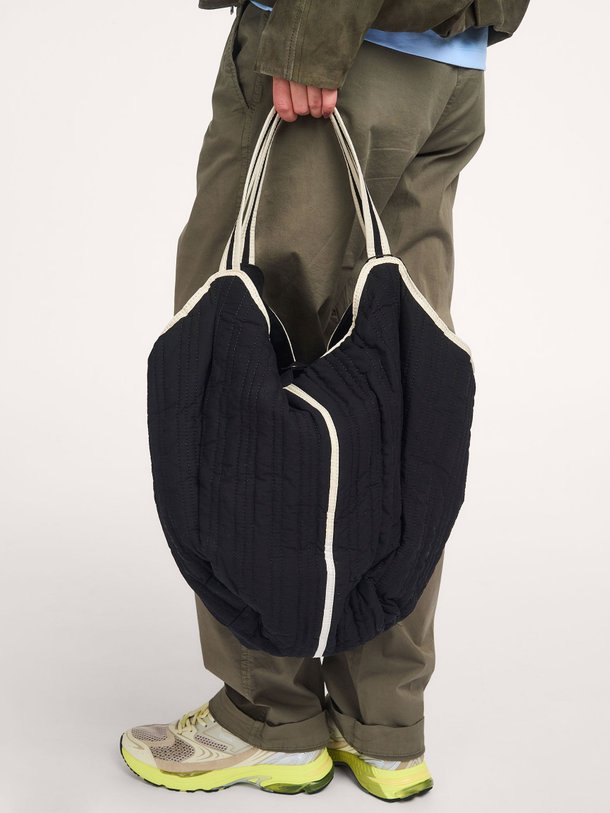 Ontdek de Raika katoenen shopper met doorgestikt patroon van Becksondergaard in de kleur Zwart bij Orangebag. Op werkdagen voor 21:45 besteld, morgen in huis.