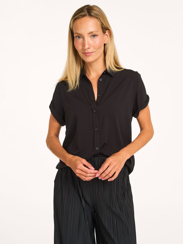 Ontdek de Majan eco vero viscosemix blouse van Samsoe Samsoe in de kleur zwart bij Orangebag. Op werkdagen voor 21:45 besteld, morgen in huis.