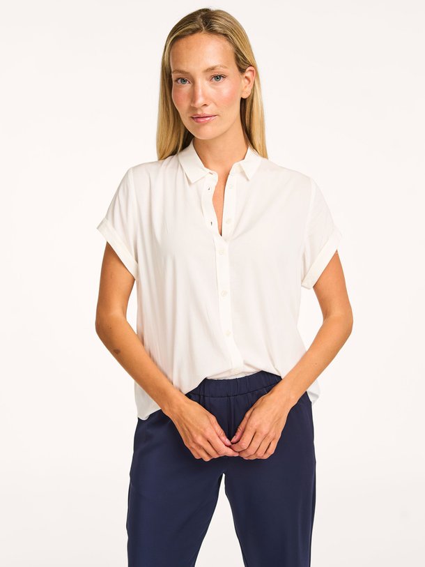Ontdek de Majan eco vero viscosemix blouse van Samsoe Samsoe in de kleur wit bij Orangebag. Op werkdagen voor 21:45 besteld, morgen in huis.