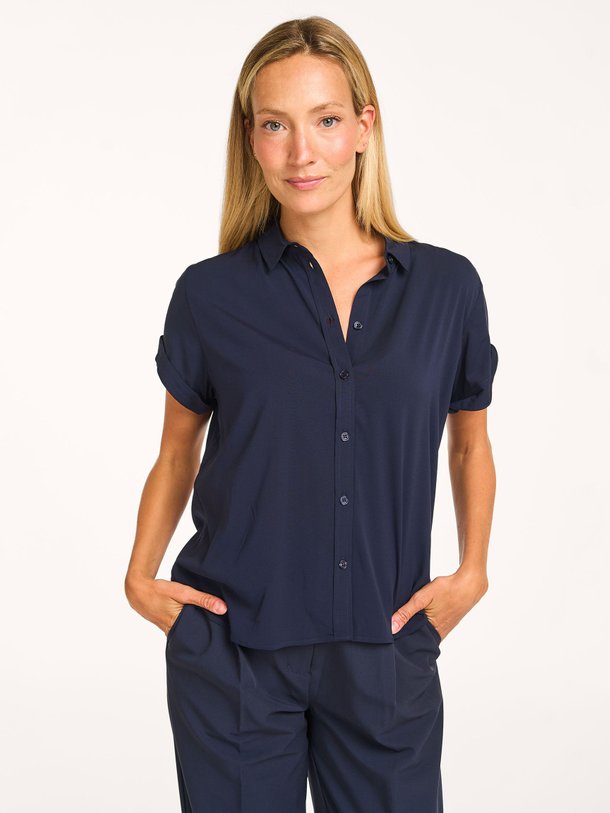 Ontdek de Majan viscosemix blouse van Samsoe Samsoe in de kleur donkerblauw bij Orangebag. Op werkdagen voor 21:45 besteld, morgen in huis.