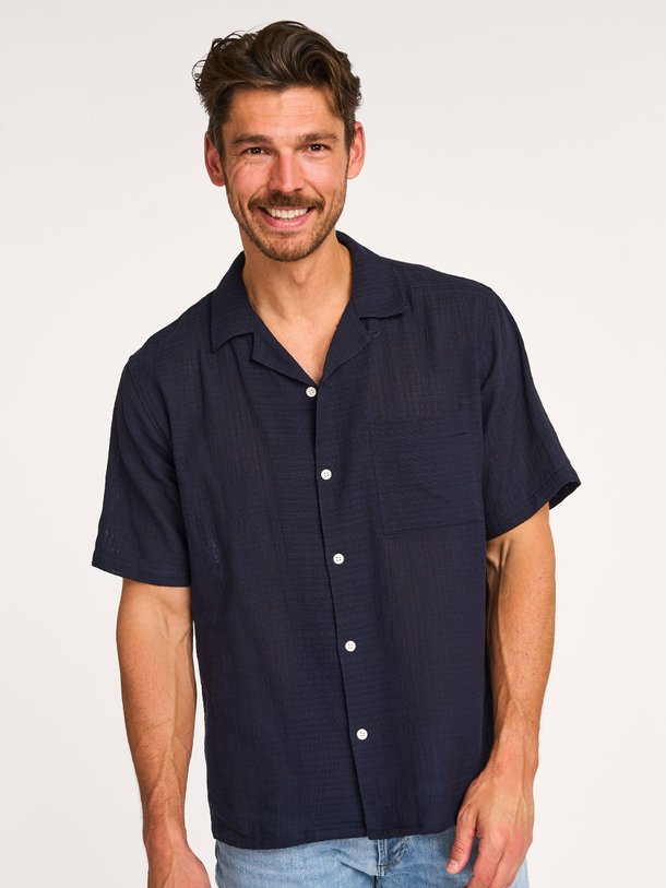 Ontdek de Tony katoenen overhemd van Denham in de kleur donkerblauw bij Orangebag. Op werkdagen voor 21:45 besteld, morgen in huis.