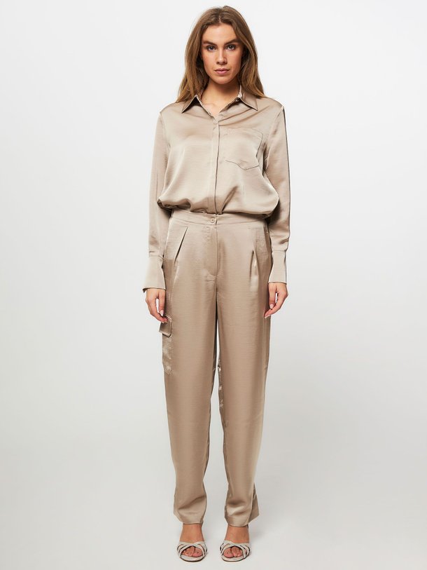 Ontdek de Harlow geweven cargo broek van Dante 6 in de kleur taupe bij Orangebag. Op werkdagen voor 21:45 besteld, morgen in huis.