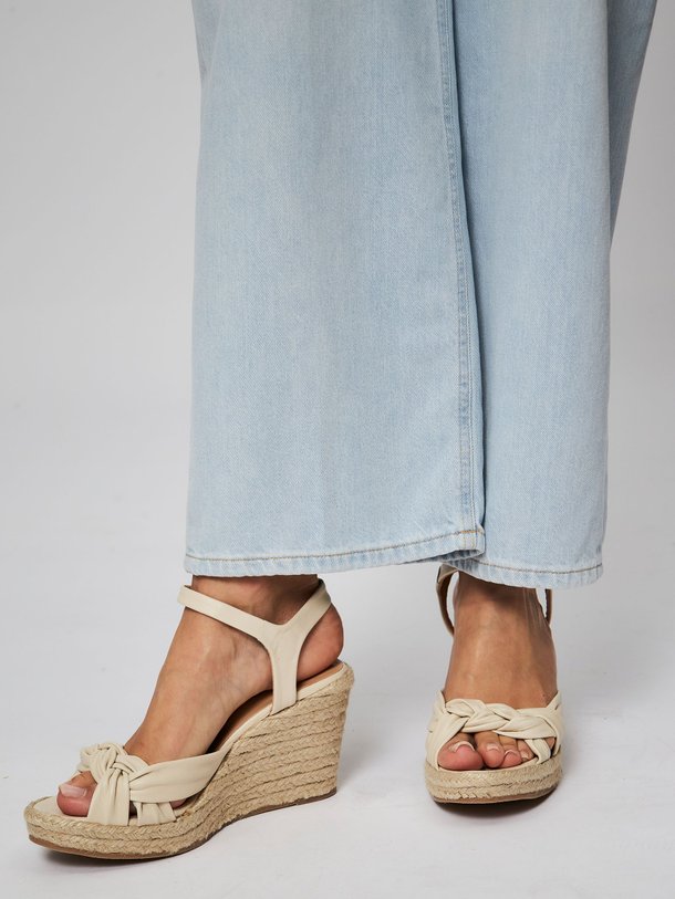 Ontdek de Melissa lederen sleehakken van Ivylee Copenhagen in de kleur off-white bij Orangebag. Op werkdagen voor 21:45 besteld, morgen in huis.