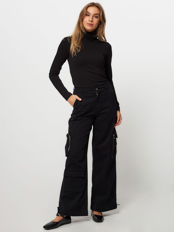 Ontdek de Chinea katoenmix cargo broek van Gestuz in de kleur zwart bij Orangebag. Op werkdagen voor 21:45 besteld, morgen in huis.