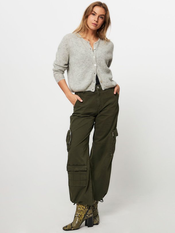 Ontdek de Chinea high waist loose fit cargo broek van Gestuz in de kleur donkergroen bij Orangebag. Op werkdagen voor 21:45 besteld, morgen in huis.