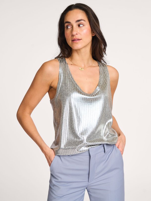 Ontdek de Aminah viscosemix top van Drykorn in de kleur grijs bij Orangebag. Op werkdagen voor 21:45 besteld, morgen in huis.