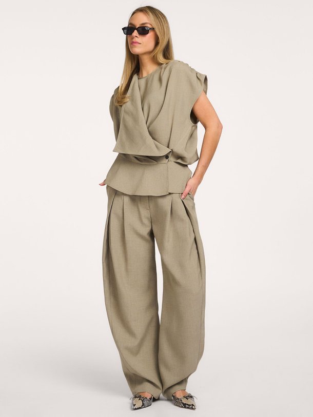 Ontdek de Sonja, geweven barrel fit broek van Iro bij Orangebag. Op werkdagen voor 21:45 besteld, morgen in huis.