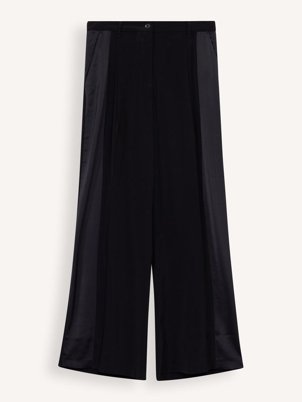 Ontdek de Viscosemix wide leg pantalon van Summum in de kleur zwart bij Orangebag. Op werkdagen voor 21:45 besteld, morgen in huis.