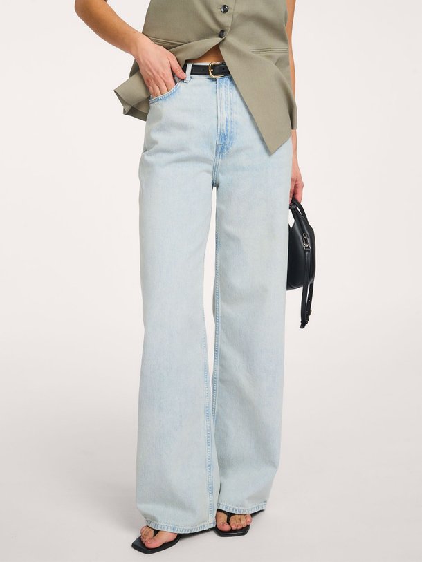 Ontdek de Rebecca high waist wide leg jeans van Samsoe Samsoe in de kleur Lichtblauw bij Orangebag. Op werkdagen voor 21:45 besteld, morgen in huis.