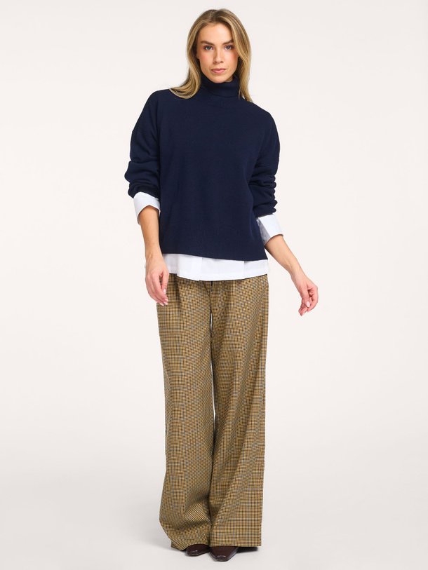 Ontdek de Manzi wollen coltrui van Gestuz in de kleur Donkerblauw bij Orangebag. Op werkdagen voor 21:45 besteld, morgen in huis.