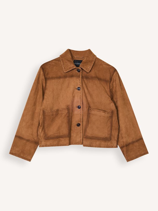 Ontdek de Ilya suède jack van Studio AR in de kleur Cognac bij Orangebag. Op werkdagen voor 21:45 besteld, morgen in huis.