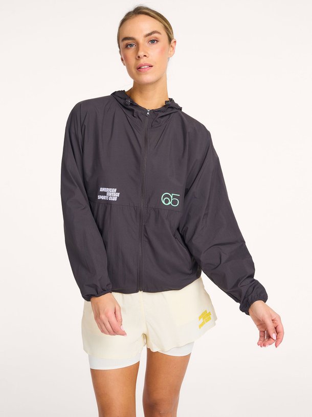 Ontdek de Rajaz geweven sport jack van American Vintage in de kleur Antraciet bij Orangebag. Op werkdagen voor 21:45 besteld, morgen in huis.