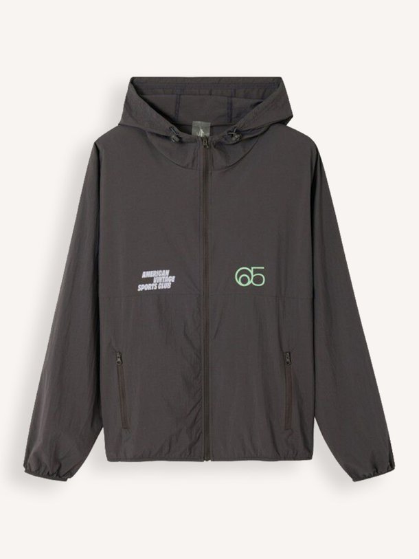 Ontdek de Rajaz geweven sport jack van American Vintage in de kleur Antraciet bij Orangebag. Op werkdagen voor 21:45 besteld, morgen in huis.