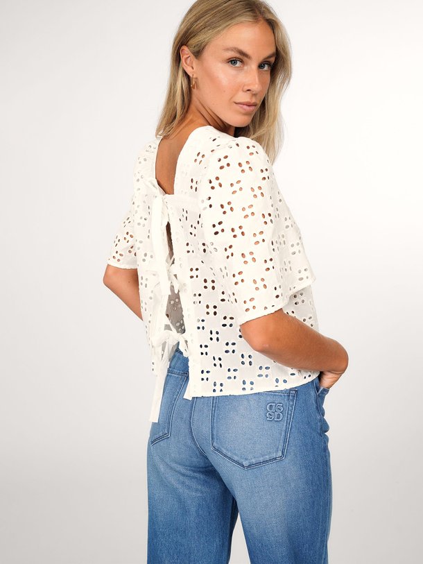 Ontdek de Malva geweven top met broderie van Dante 6 in de kleur wit bij Orangebag. Op werkdagen voor 21:45 besteld, morgen in huis.