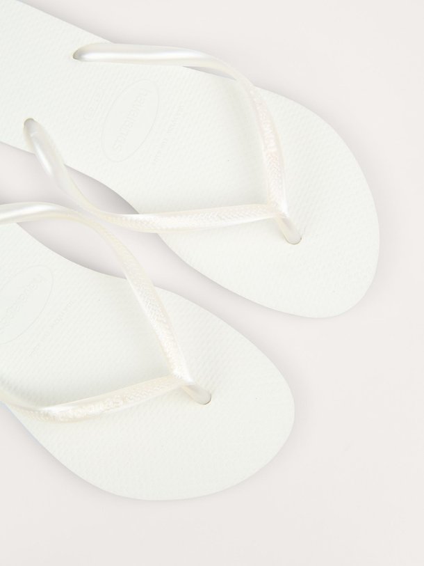 Ontdek de Slim teenslippers van Havaianas in de kleur wit bij Orangebag. Op werkdagen voor 21:45 besteld, morgen in huis.