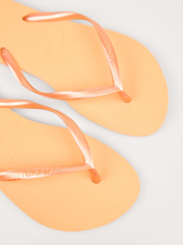 Ontdek de Slim teenslippers van Havaianas in de kleur perzik bij Orangebag. Op werkdagen voor 21:45 besteld, morgen in huis.