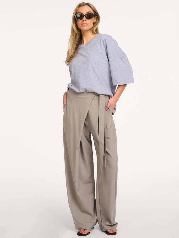 Ontdek de Miles viscosemix pantalon van Club L`avenir in de kleur Taupe bij Orangebag. Op werkdagen voor 21:45 besteld, morgen in huis.