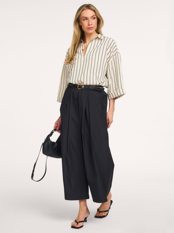 Ontdek de Geweven wide leg culotte van Summum in de kleur Zwart bij Orangebag. Op werkdagen voor 21:45 besteld, morgen in huis.