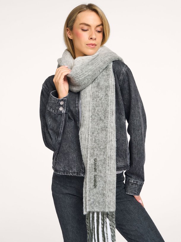 Ontdek de Alex mohairmix sjaal met borduursel van Samsoe Samsoe in de kleur Grijs bij Orangebag. Op werkdagen voor 21:45 besteld, morgen in huis.