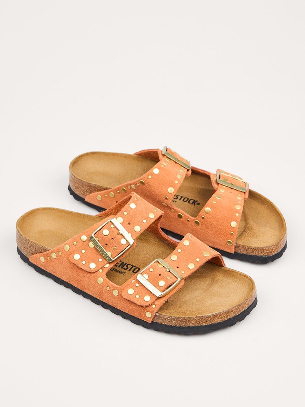 Ontdek de Arizona Rivet suède slippers met studs van Birkenstock in de kleur terracotta bij Orangebag. Op werkdagen voor 21:45 besteld, morgen in huis.