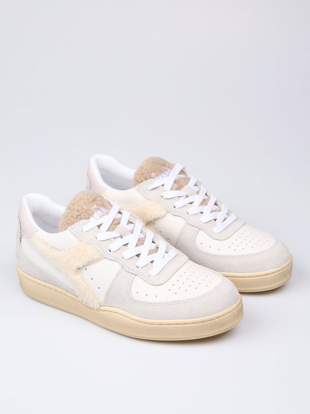 Ontdek de MI Basket lederen sneakers van Diadora in de kleur wit bij Orangebag. Op werkdagen voor 21:45 besteld, morgen in huis.