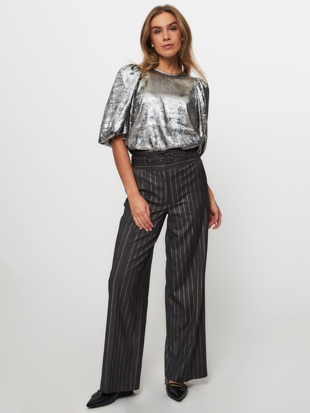 Ontdek de Shimmer viscosemix broek met krijtstreep van Co'Couture in de kleur donkergrijs bij Orangebag. Op werkdagen voor 21:45 besteld, morgen in huis.