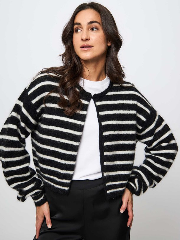 Ontdek de Debbie mohairmix gestreept vest van Gestuz in de kleur zwart bij Orangebag. Op werkdagen voor 21:45 besteld, morgen in huis.