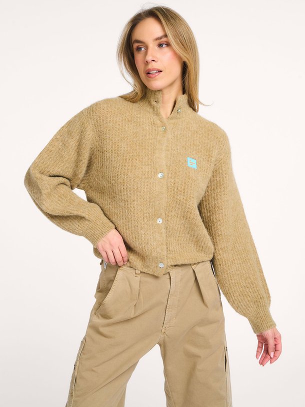 Ontdek de East alpacamix vest van American Vintage in de kleur Lichtbruin bij Orangebag. Op werkdagen voor 21:45 besteld, morgen in huis.