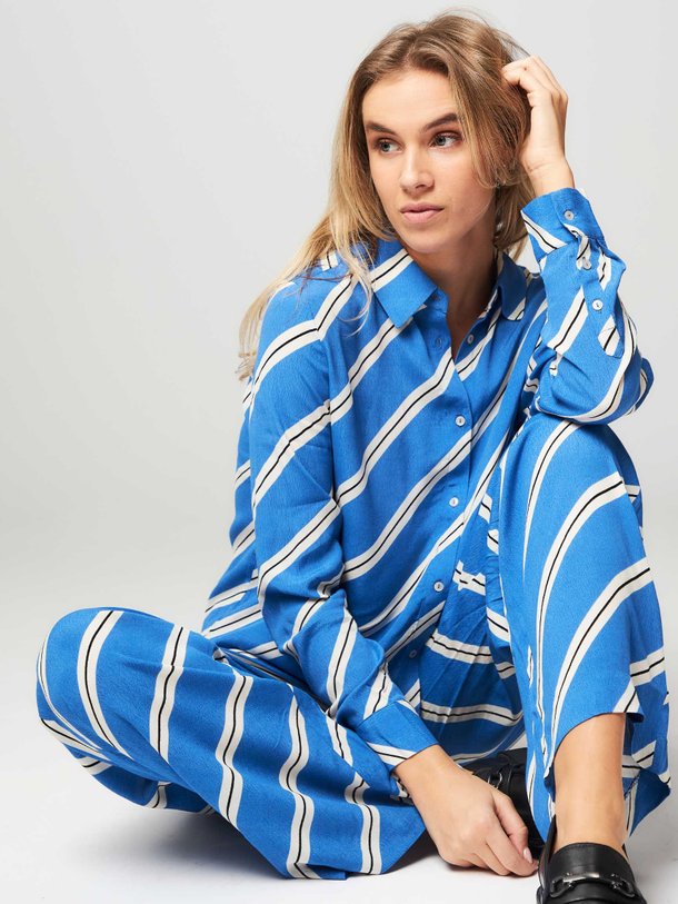 Ontdek de Cenni viscose blouse met print van Modstrom in de kleur blauw bij Orangebag. Op werkdagen voor 21:45 besteld, morgen in huis.