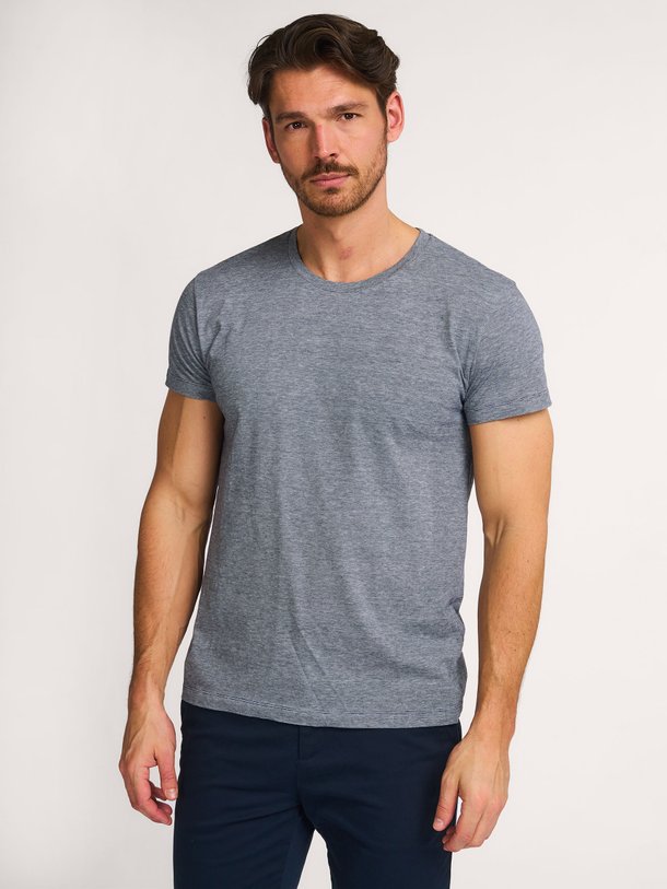 Ontdek de Kronos organic cotton t-shirt met dessin van Samsoe Samsoe in de kleur grijs bij Orangebag. Op werkdagen voor 21:45 besteld, morgen in huis.