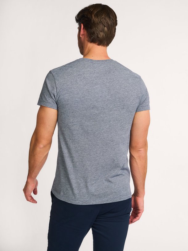 Ontdek de Kronos organic cotton t-shirt met dessin van Samsoe Samsoe in de kleur grijs bij Orangebag. Op werkdagen voor 21:45 besteld, morgen in huis.