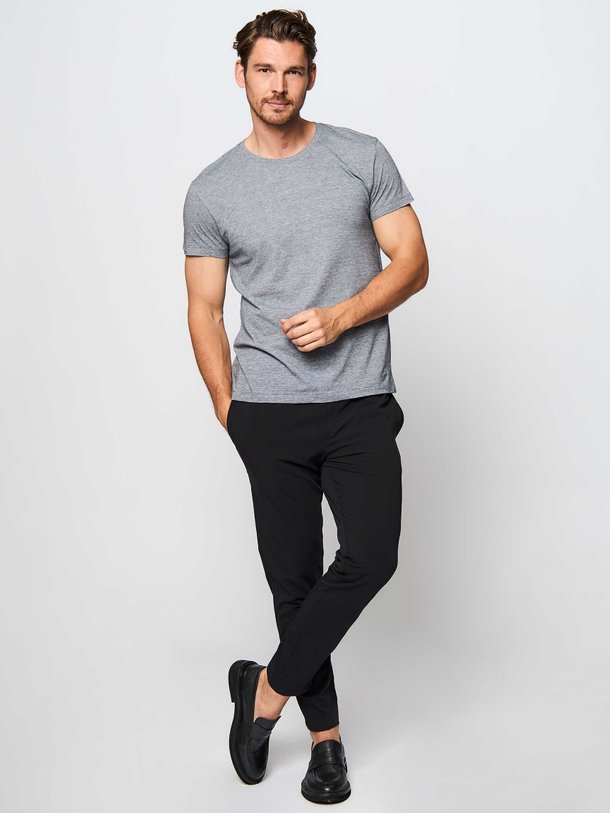 Ontdek de Kronos organic cotton t-shirt met dessin van Samsoe Samsoe in de kleur grijs bij Orangebag. Op werkdagen voor 21:45 besteld, morgen in huis.