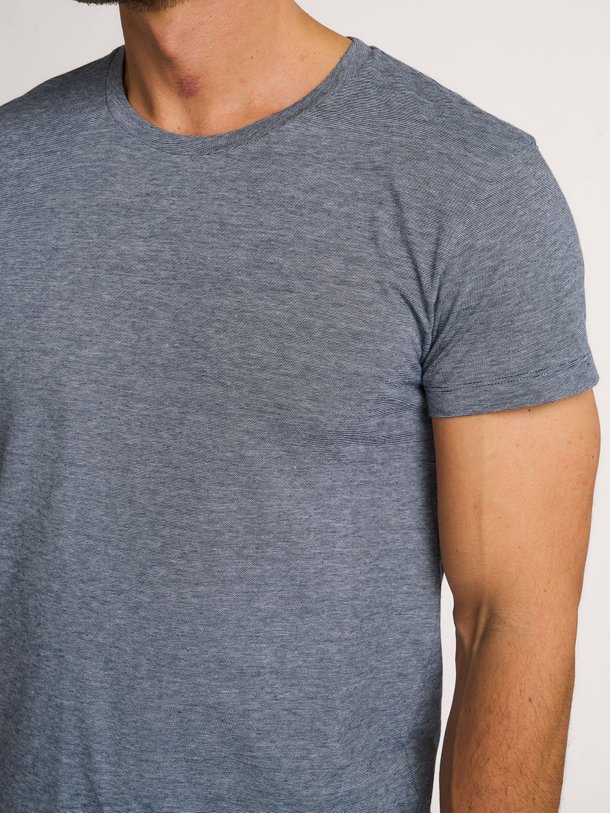 Ontdek de Kronos organic cotton t-shirt met dessin van Samsoe Samsoe in de kleur grijs bij Orangebag. Op werkdagen voor 21:45 besteld, morgen in huis.