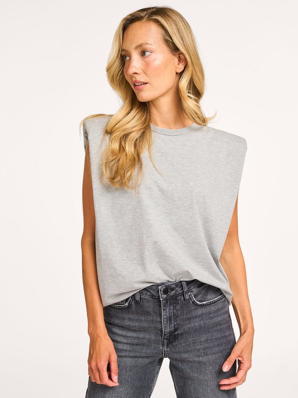 Ontdek de Eduarda katoenmix T-shirt met schoudervulling van Co'Couture in de kleur grijs bij Orangebag. Op werkdagen voor 21:45 besteld, morgen in huis.