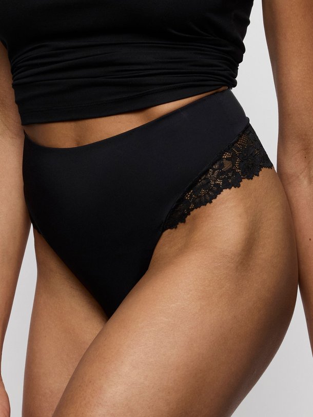 Ontdek de Soft Studio high waist tanga met kant van Marie Jo in de kleur Zwart bij Orangebag. Op werkdagen voor 21:45 besteld, morgen in huis.