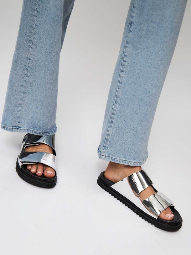 Ontdek de Dawn lederen metallic slippers van Ivylee Copenhagen in de kleur zilverkleur bij Orangebag. Op werkdagen voor 21:45 besteld, morgen in huis.